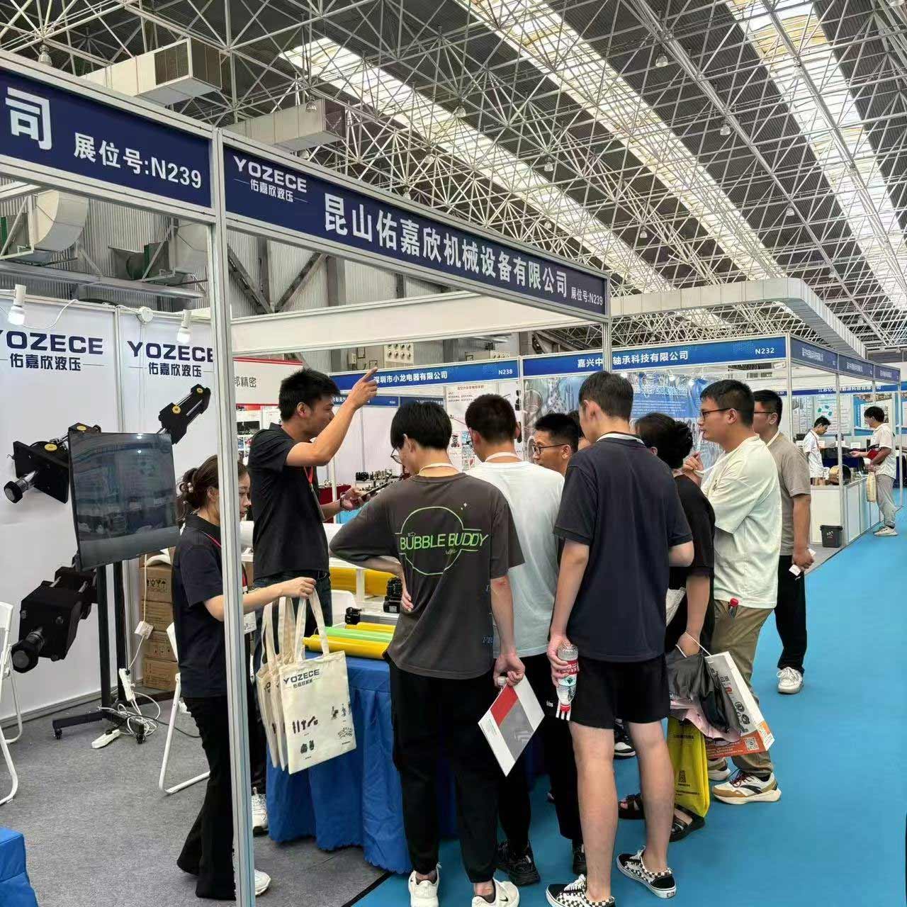 1760327908515580.jpg 佑嘉欣液压参加长三角工程机械展.jpg